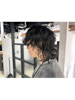 くせ毛に悩むメンズ必見！毎朝のスタイリングを楽にする、あなたの髪のクセを生かしたヘアスタイルに。