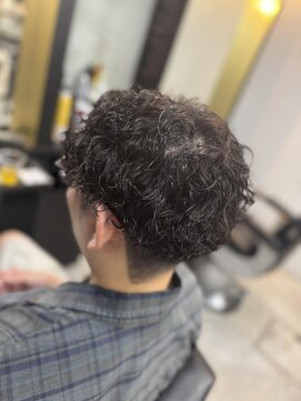 フランクスバーバー アンド ビアークラブ(FRANK'S BARBER and BEER CLUB) 刈り上げセンターパート/フェザーパーマ/サーフカール/有楽町