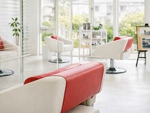 エクスペリエンス(experience)の雰囲気（パーソナルスペースを十分確保した、広々としたセット面☆）