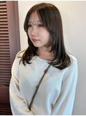 やわらか透明感オリーブベージュ × 顔まわりレイヤーミディ