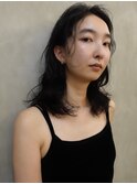 ニュアンスカールに暗髪カラーが人気のニュアンスミディアム