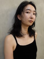 テテコケット(tete coquette)&nbsp;ニュアンスカールに暗髪カラーが人気のニュアンスミディアム