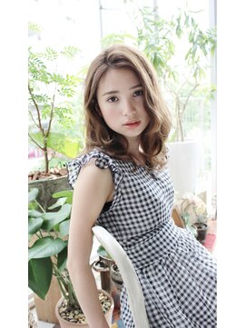 ドゥーア 代官山(Door) カールが重なるミディアムスタイル