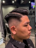 フジヤマ バーバー ショップ(FUJIYAMA BARBER SHOP)&nbsp;サイドパート／スキンフェード
