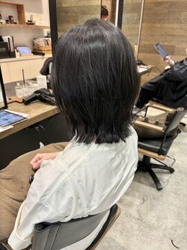 ビヨウシツ ポスタ 切りっぱなしボブミディ 野方理恵子