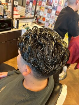バーバーブロス 吉祥寺店(BARBER BROS) 【BarBerBROS】ラルフパーマ 金髪メッシュ