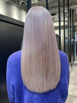 ホワイトブロンドフェミニンロング似合わせカット_ba542421