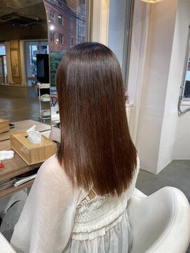 自然な艶感が続くナチュラル縮毛矯正