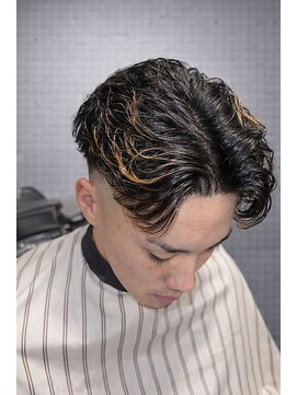ワンワンオー バーバーショップ 長浜店(@110 BARBER SHOP) センターパート×フェード×ハイライトで創る、エッジの効いた男