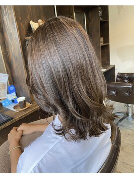 エミュー(emue) 切りっぱなし外ハネくびれミディ 艶カラーくすみベージュ中島