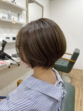 アクルヘアーバイテソロ(AKUR hair by tesoro) 丸みのあるショート。