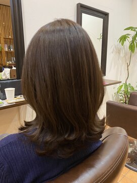 グリッター (Glitter) くびれミディ×外ハネスタイル