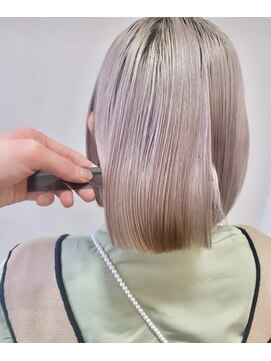 ヘアーブレイス(hair brace) ホワイトベージュ　stylist 聖斗