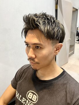 エレナ(elena) 金メッシュショートカット