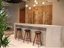 “CITY×NATURE” をコンセプトとした大人のプライベート空間。こだわりはサロンの真ん中にあるカウンター