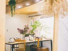 アドア ヘアーステージの雰囲気（外観とはまた違った雰囲気の店内でお寛ぎください♪）