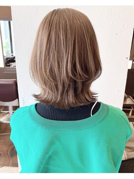 ティーシェル(TIECHEL) 小顔イメチェン、ブルーグレージュカラーくびれレイヤーボブ