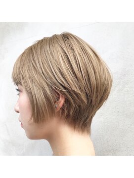 ラーサ(LaHzA) 奥行と立体感が決め手のハイトーンショートボブ