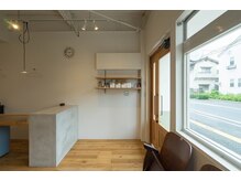 ヘア ムイック(hair muikku)の雰囲気（日差しが入る明るい店内。待合椅子はアンティークのシネマチェア）