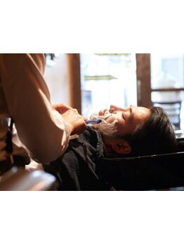 【メンズカット+眉毛カット\4,500】理容室ならではの丁寧なカットと眉カットのセットで,垢抜けスタイルに。