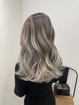 ジゼル(gisele) ホワイトバレイヤージュ