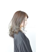 職場でも浮かない透明感のあるグレージュ