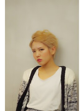 ソラ(sora) くせ毛が得意な美容室　エッジの効いたショート