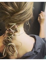 ヘアメイクアート(Hair make Art)&nbsp;ローポニーテール三つ編み/紐・スカーフ・バンダナ/ヘアアクセ