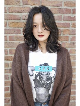 オグジュアリー 表参道(aux.) 質感、シルエットにこだわったラフカジュアル