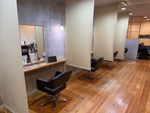 ヘア ユニック(HAIR UNIQUE)の雰囲気（お席の間にロールスクリーンを設置しております♪）