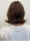 外ハネミディアムくびれS字ウェーブ×柔らかブラウンカラー