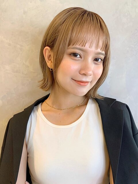 眉上バングのヘルシーボブ 切りっぱなしボブで垢抜けヘアに A923