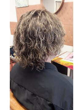 エヴァン(Evan) 伸ばしかけヘアに◎ハイライトで動きのあるマンバン ヘア