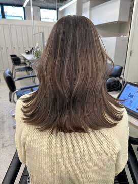 ヨロ 小岩(YOLO) レイヤーカットハイライトショートヘアイルミナカラーオージュア