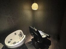 ファム(femme)の雰囲気（長時間メニューも快適に過ごせる工夫を凝らしたチェアとネック。）