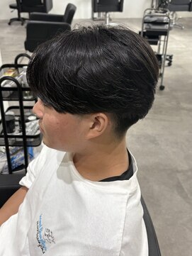 ヒュイル バイ ニアウ(Hwyl by Niau) センターパートニュアンスパーマ刈り上げメンズカットパーマ