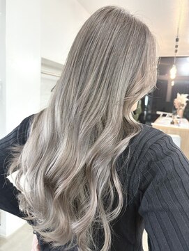 ウィリーベル 沖縄(WILLIE BELLE) 外国人風カラー/ゆるふわロング/シルバーアッシュ/グレージュ