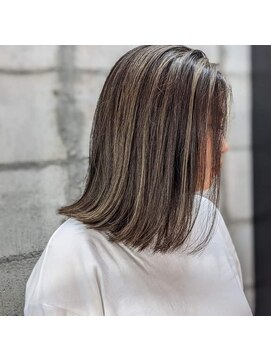 ローハ アゲオ(Lowha -ageo-) 肩ライン外ハネボブ×コントラストハイライトカラー