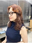 ミディアムウェーブパーマ　くるくる　オレンジブラウン