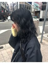アンビエンテ(ambiente) ブルーブラック／パーマスタイル／ミディアムヘア