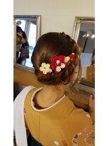 ブリリアントヘアー(brilliant hair) シンプルなスタイルに花をあしらって大人っぽいけど華やかに♪