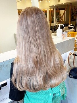 オムネス(omnes) 『ミルクティーベージュ』担当 飯村 奎太