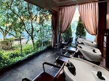 アース コアフュールボーテ 伊勢崎(EARTH coiffure beaute)の雰囲気（広い空間でのシャンプースペース）