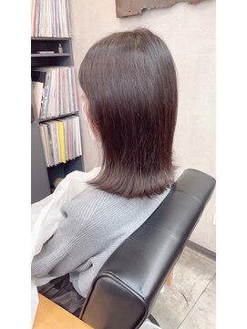 オト(oto) 動きある毛先がこなれ感をプラス　外ハネセミロング