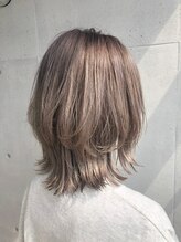《*レイヤーデザインと組み合わせたベージュカラー*》カラーを最大限に可愛く見せられるヘアデザインを提案