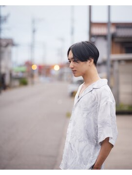 ブラーナ(bula-na) 刈り上げのセンターパートです