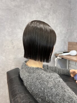 モク(mok) パツっと切りっぱなしストレート外ハネボブ