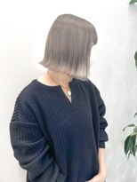 エンネ 新宿(enne) パールブロンド/切りっぱなしボブ/外ハネ/ホワイトグレージュ