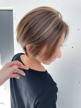 シュリット(schritt) 長めバングの前下りショート×ハイライトカラー mutsuki