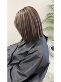 ぱつっと切りっぱなしボブ×コントラストハイライト